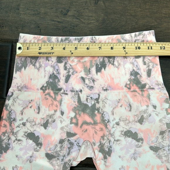 ❤️3/$30 Breezies Tummy Smoothing Seamless 3/4 Cropped Leggings - Picture 6 of 9